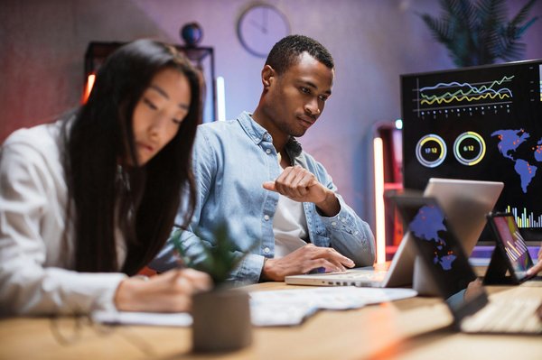 Quels sont les avantages de l'utilisation des bases de données graphiques pour la gestion des relations complexes?